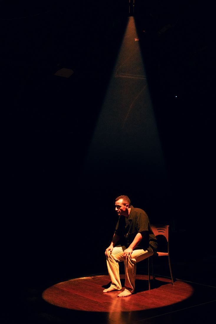Bernard Engel en escena, bajo un foco cenital