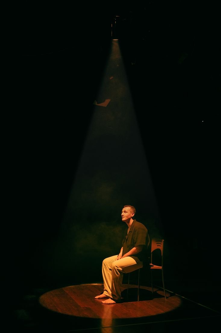 Bernard Engel sentado en escena